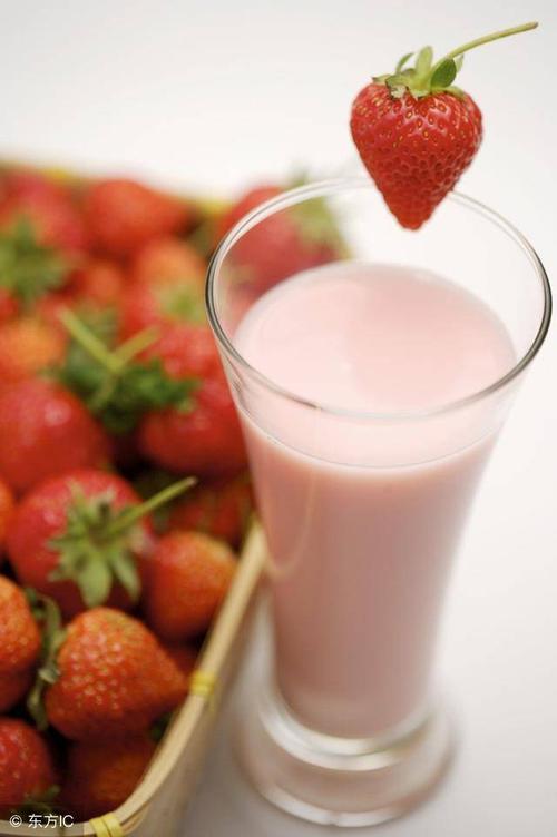 导读：草莓是许多人最喜爱的水果之一，也有许多可以搭配草莓一起吃的食材，今天我们就来看看它们能搭配哪些食材