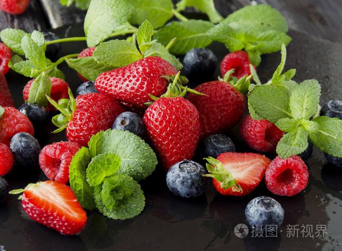 导读：正确的蓝莓草莓保存温度是至关重要的，它不仅影响了蓝莓草莓的保存时间，还影响着它们的口感和味道