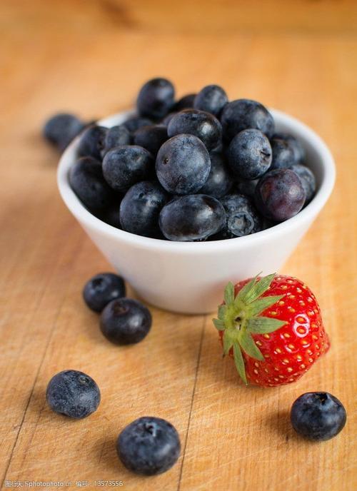 蓝莓草莓红梅哪个好吃啊
