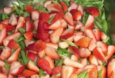 导读：草莓食堂是一家热门的餐厅，拥有众多食物供大家选择，其中草莓食堂热量有多少呢？本文将主要阐述草莓食堂热量分析，以及应如何选择