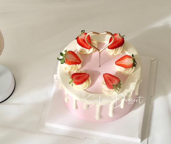 导读：草莓风味的蛋糕是一道非常受欢迎的甜点，许多人都喜欢用它来为朋友们庆祝重要日子，也可以作为家庭聚餐的甜点