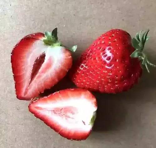【导读】在被种植草莓时，很多人想知道草莓根深蒂固的植物该如何清除？其实，要消除草莓，不同的方法可能有不同的持久时间，但在使用正确的方法之后，一般都可以在几周之内彻底消除